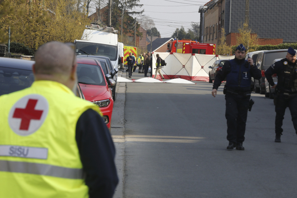 Polizisten und Rettungsdienst sind am Unglücksort in Strépy-Bracquegnies im Einsatz.