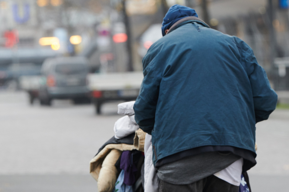 Wegen 20 Euro! Männer schlagen mit Gegenstand auf Kopf von Obdachlosen und rauben ihn aus