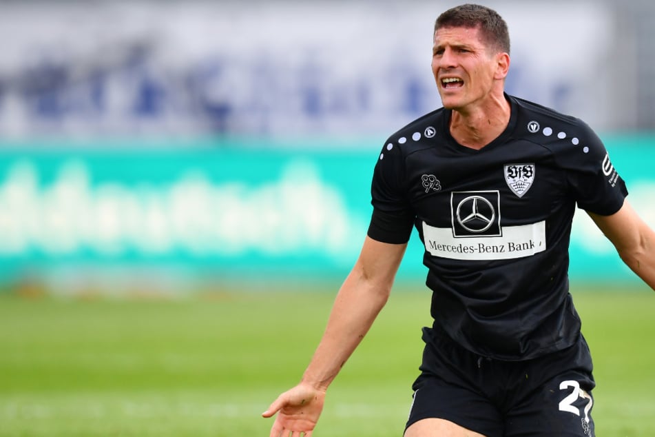 VfB-Stürmer Mario Gomez beschwert sich.