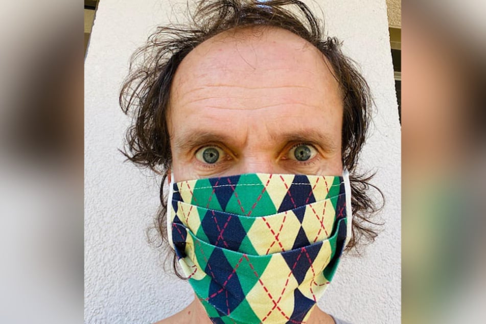 Trotz Mundschutz erkannt! Comedian Olaf Schubert (52) mit Rhombenmaske.