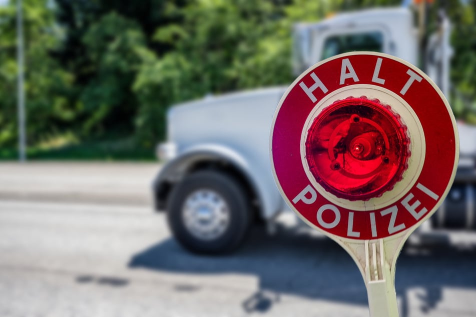 Der Brummi-Fahrer war vor der Kontrolle aufgefallen, weil er in Schlangenlinien auf der A5 unterwegs war. (Symbolbild)