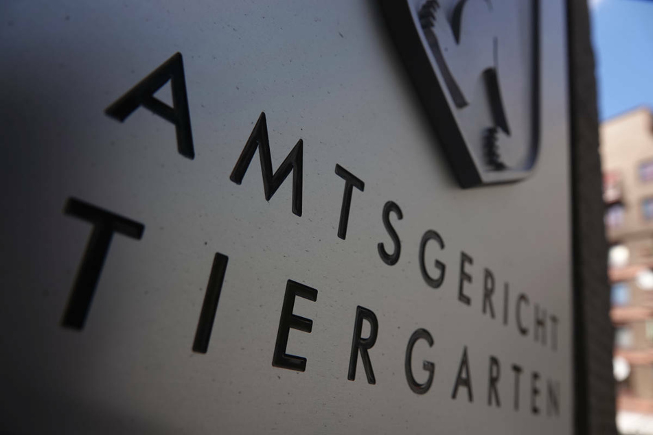 Am Mittwoch muss sich ein 27-Jähriger vor dem Amtsgericht Berlin-Tiergarten verantworten, weil er eine 84 Jahre alte Frau um 65.000 Euro gebracht haben soll.