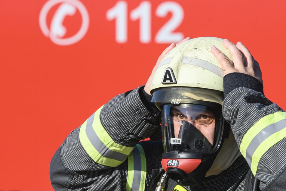 Die Feuerwehr untersuchte mit Atemschutzgeräten die Doppelhaushälfte. Die Konzentration war im Keller am höchsten. (Symbolfoto)