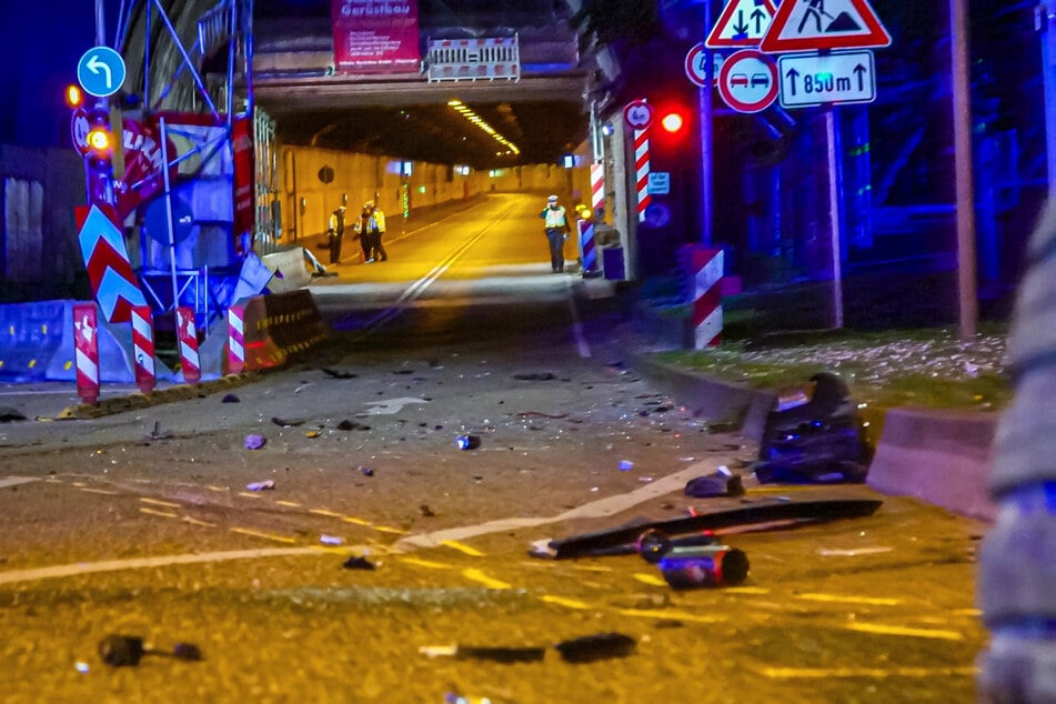 Trümmerteile liegen an der Unfallstelle herum.
