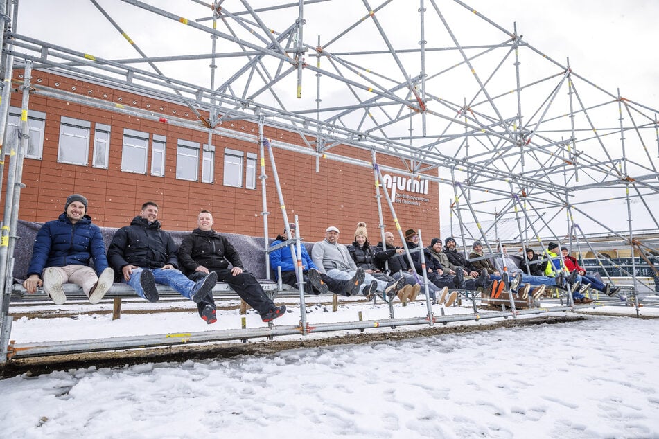 Die wahrscheinlich längste Schaukel der Welt ist ein Schulprojekt von Gerüstbau-Gesellen.