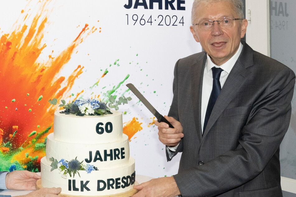 Geschäftsführer Prof. Uwe Franzke (63) schneidet zur Feier des Tages die Jubiläumstorte an.