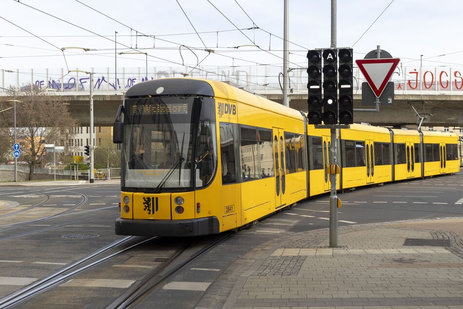 Die Straßenbahnlinie 7 soll ab 2030 von der Tharandter Straße rechts abbiegen und über die Brücke fahren.