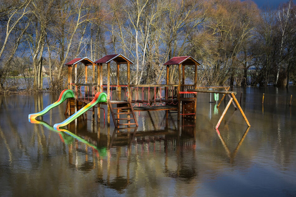 Das Hochwasser hatte unter anderem einen Spielplatz in Mönchpfiffel-Nikolausrieth (Kyffhäuserkreis) unter Wasser gesetzt.