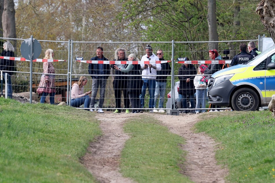 Die Polizei musste die Unglücksstelle vor Schaulustigen absichern.