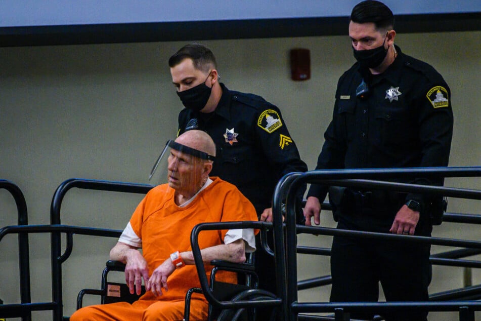 Joseph James DeAngelo, bekannt als der "Golden State Killer", wird mit einem Gesichtsvisier in einen behelfsmäßigen Gerichtssaal im Bundesstaat Sacramento geschoben.