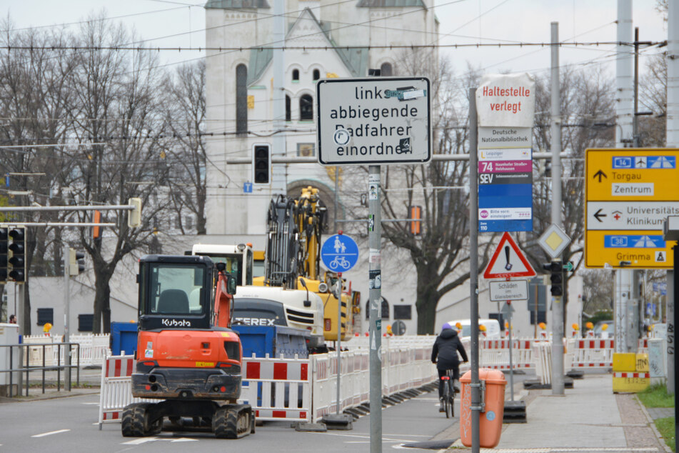 Die LVB erneuert dort die Straßenbahngleise, weshalb die Kreuzungen zur Philipp-Rosenthal-Straße und Zwickauer Straße teilweise gesperrt werden.