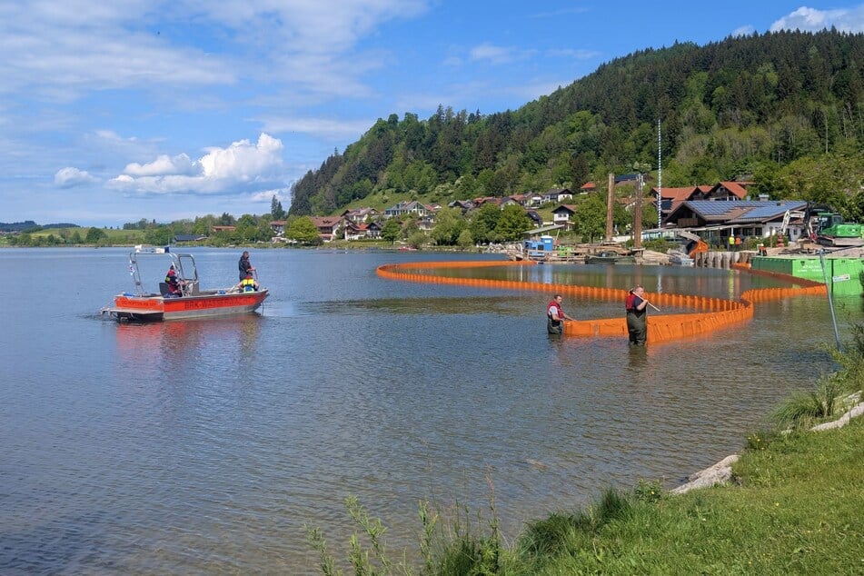Die Rettungskräfte errichteten eine Ölsperre.