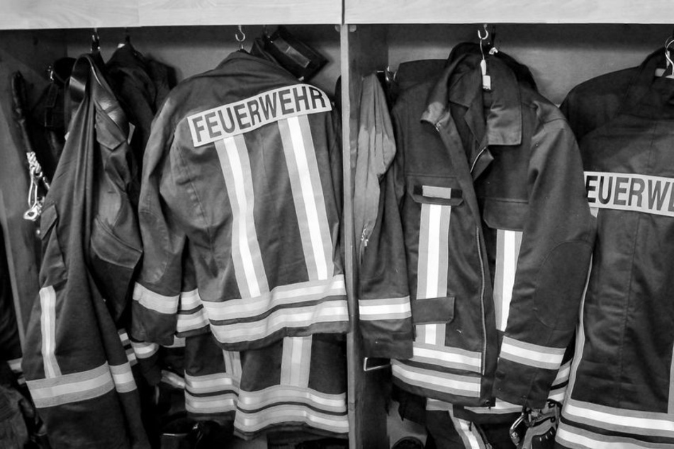 Die Feuerwehr konnte die Flammen löschen und eine weitere Ausbreitung verhindern. Für das Baby kam trotz Reanimationsversuchen jede Hilfe zu spät. (Symbolbild)