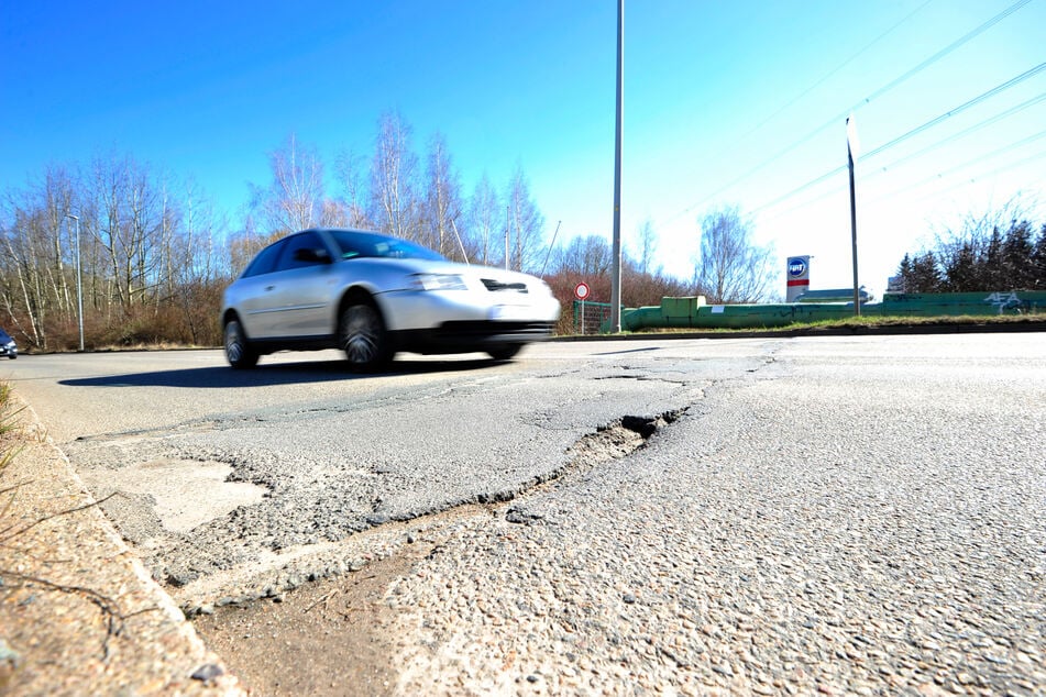 Auf der Wolgograder Allee zwischen zwischen Marie-Tilch- und Johannes-Dick-Straße klaffen tiefe Schlaglöcher.