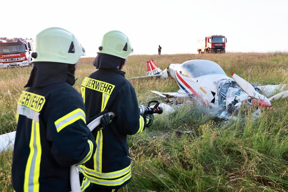 Drama über Sachsen: Pilot muss notlanden und kracht auf Wiese