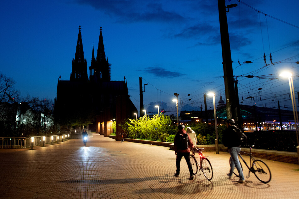 Der Blick auf den Kölner Dom mit ein paar Wolken am Himmel.