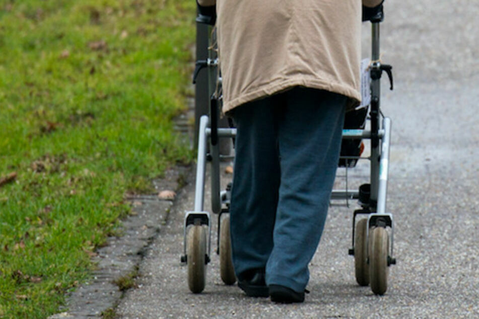 Der 81-Jährige wurde von zwei Frauen von den Gleisen gerettet. (Symbolbild)