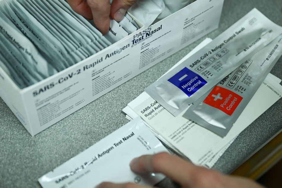 Verpackungen mit der Aufschrift "SARS-CoV-2 Rapid Antigen Test Nasal" liegen in einer Apotheke in einem Karton. Laut Bouffier wolle man die Teststrategie ausbauen.