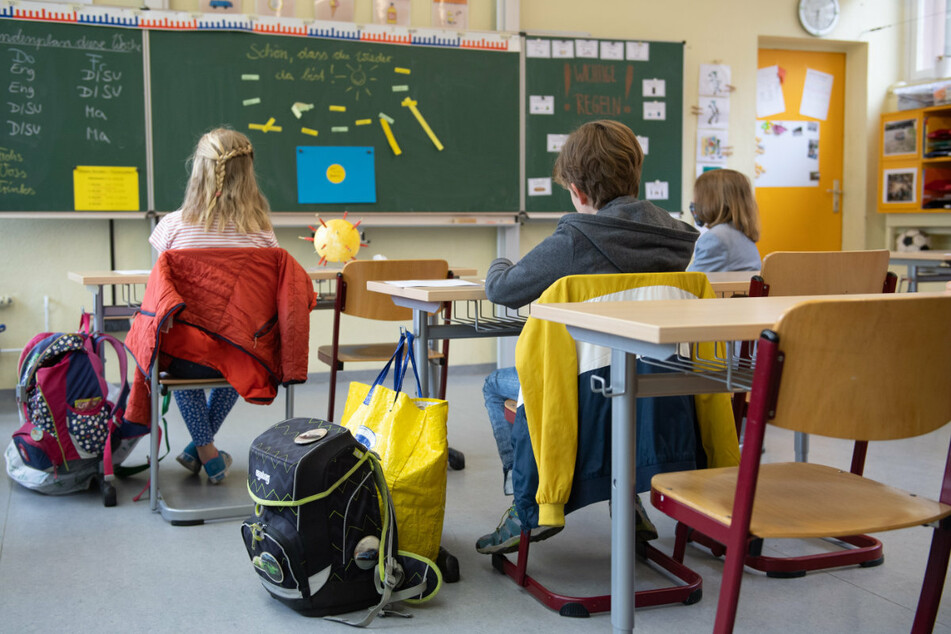 Die Grundschulen in drei Sächsischen Regionen müssen weiterhin im Wechselunterricht bleiben. (Symbolbild)