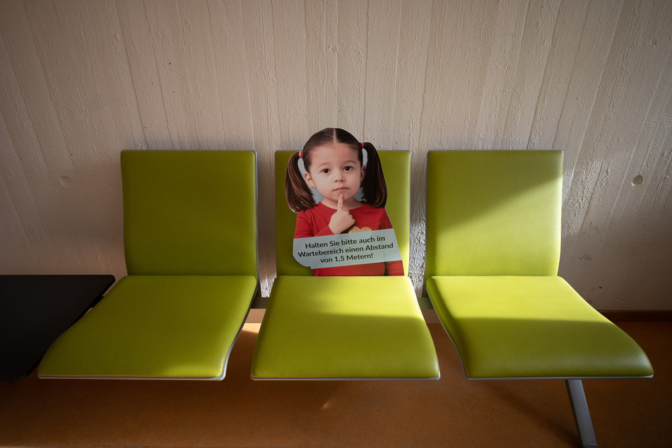 Ein Schild weist in der Kinder und Jugendpsychiatrie des Universitätsklinikums Tübingen auf den Abstand im Warteraum hin. Psychische Störungen bei Jugendlichen haben infolge des Lockdowns in der Corona-Pandemie nach Auskunft eines Experten erheblich zugenommen und müssten mehr Aufmerksamkeit erhalten.