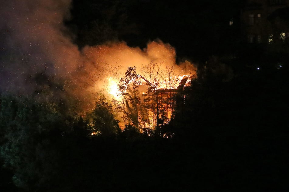 Im Dresdner Stadtteil Loschwitz brannte am Mittwochabend ein leerstehendes Gebäude.