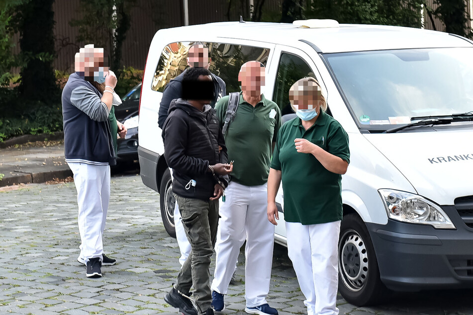 Khalid O. (26) ist derzeit in einer psychiatrischen Klinik untergebracht, wurde von vier Betreuern zum Prozess gebracht. Dennoch wird er für so gefährlich eingeschätzt, dass er sogar in der Verhandlung die Fußfesseln anbehalten musste.