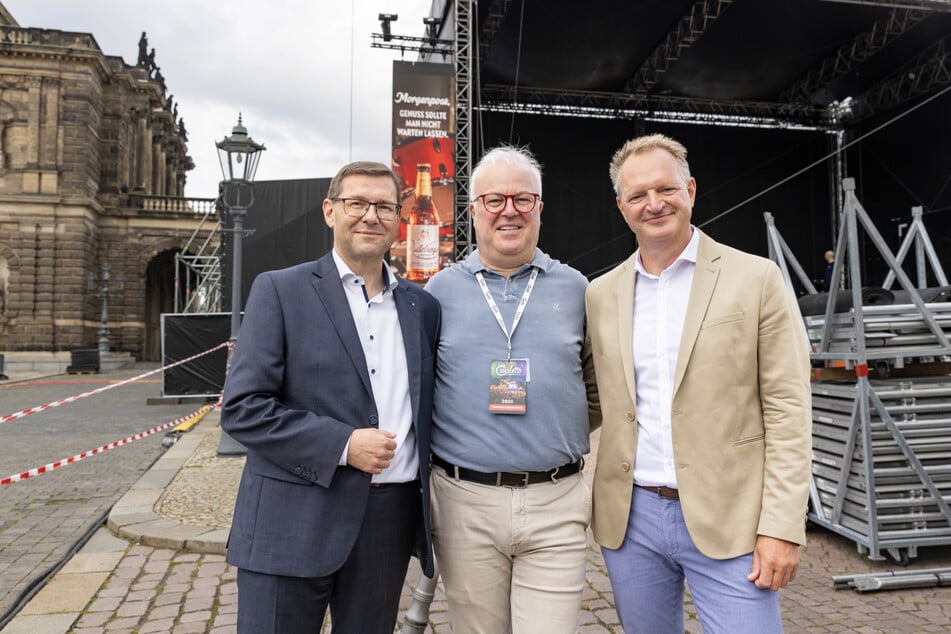 Stadtfest-Organisator Frank Schröder (55, Mitte) mit Holger Scheich (52, l.), Geschäftsführer des Freiberger Brauhauses und Radeberger-Chef Olaf Plaumann (56, r.).