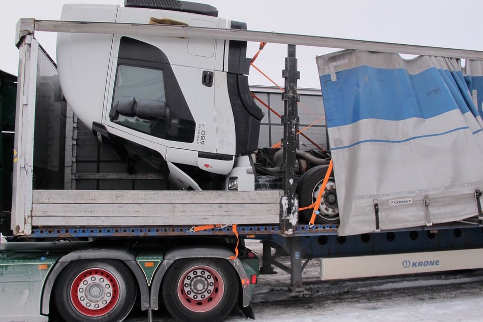 Die Polizei zog einen Lkw aus dem Verkehr, der zwei Führerhäuser geladen hatte. Diese ragten aus der Ladefläche heraus.