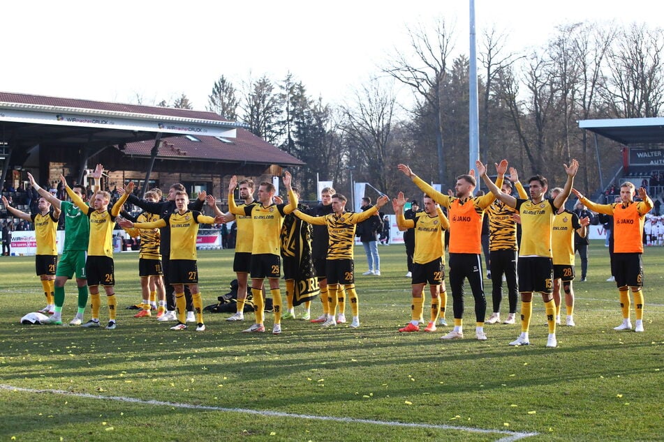 Nach der 1:2-Pleite bei den Stuttgarter Amateuren wurden die Dynamos von ihren Fans aufgebaut.