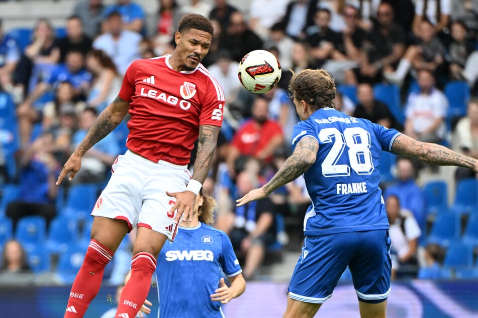 Cottbus' Justin Butler (l.) und Karlsruhes Marcel Franke im Luftduell.