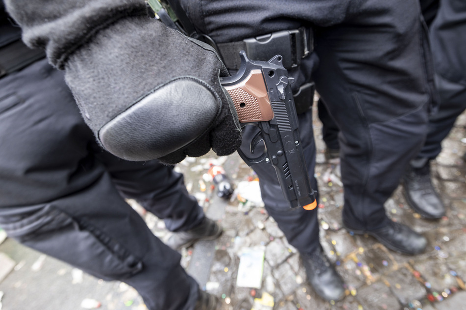 Eine Soft-Air-Pistole hat einen Großeinsatz der Polizei ausgelöst. (Symbolbild)