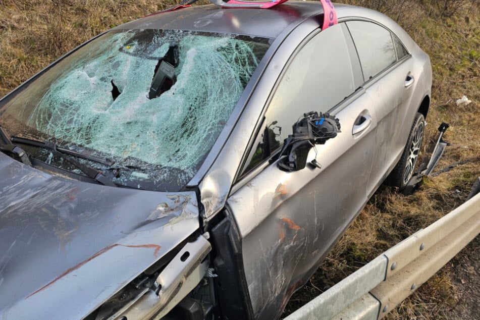 Großes Glück: Die beiden Insassen des Mercedes erlitten keine schweren Verletzungen.