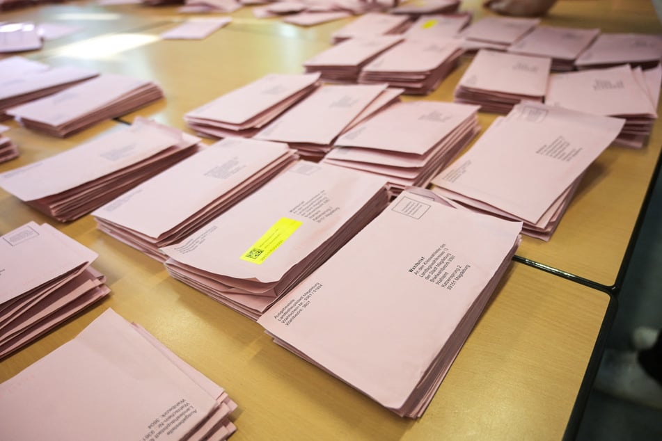 Die Vorbereitungen zur Auszählung der Briefwahlstimmen sind gestartet.