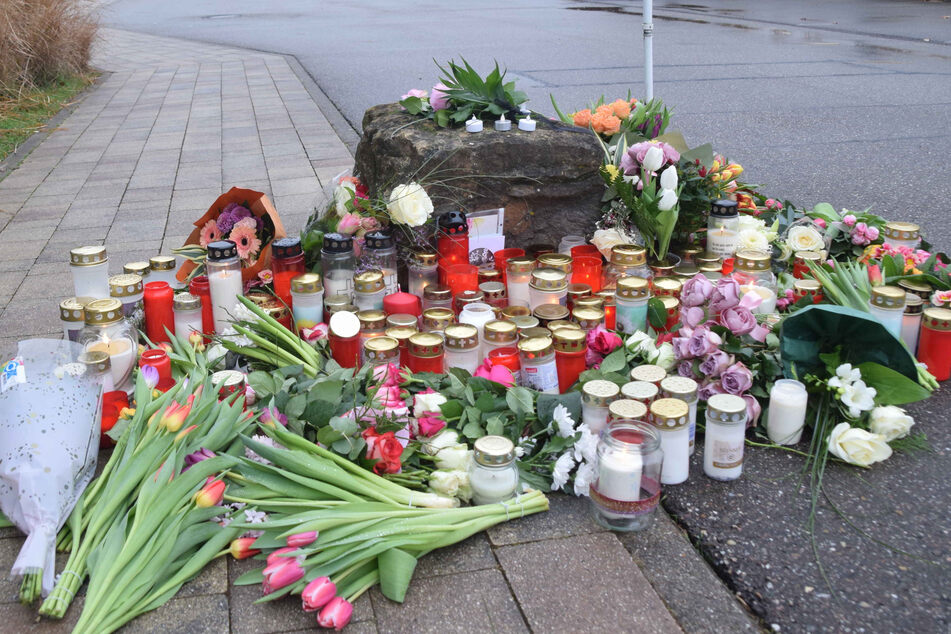 Blumen und Kerzen erinnern an die schreckliche Gewalttat im nordbadischen St. Leon-Rot.