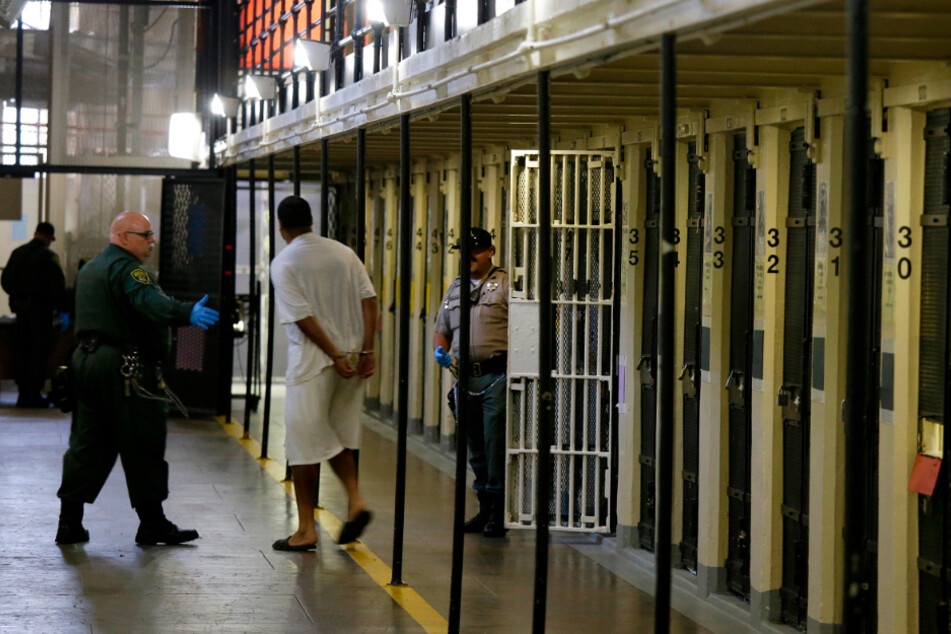 In den USA wurden derweil Experimente an Gefängnisinsassen verboten.