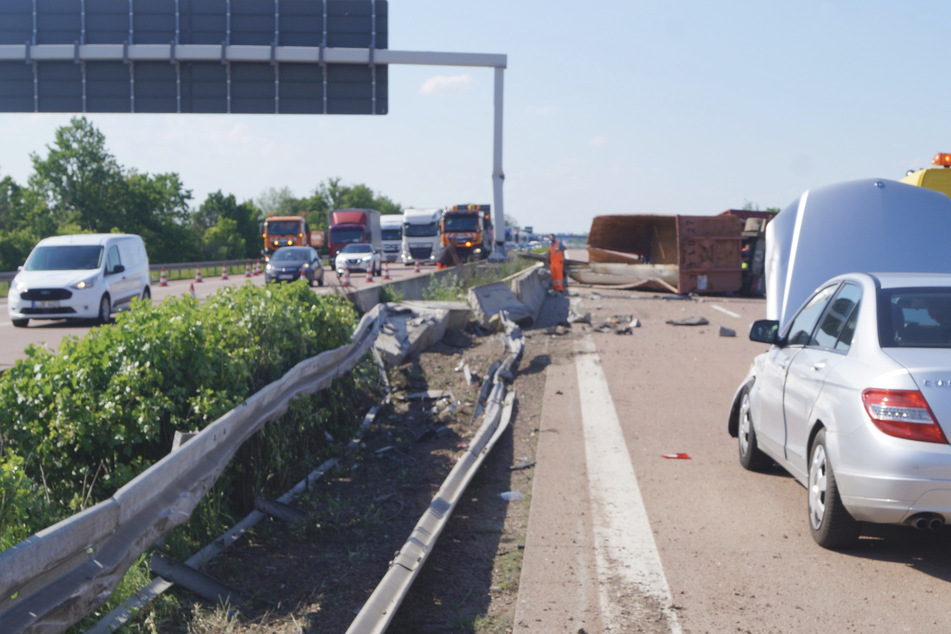 Unfall A14: LKW kracht in Mittelleitplanke: Kilometerlanger Stau auf der A14