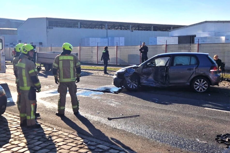 Der VW-Golf ist nach dem Zusammenstoß auf der Fahrerseite stark eingedrückt.