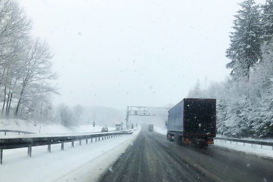 Der starke Schneefall verwandelte die Fahrbahn der A72 in Richtung Zwickau in eine spiegelglatte Oberfläche.