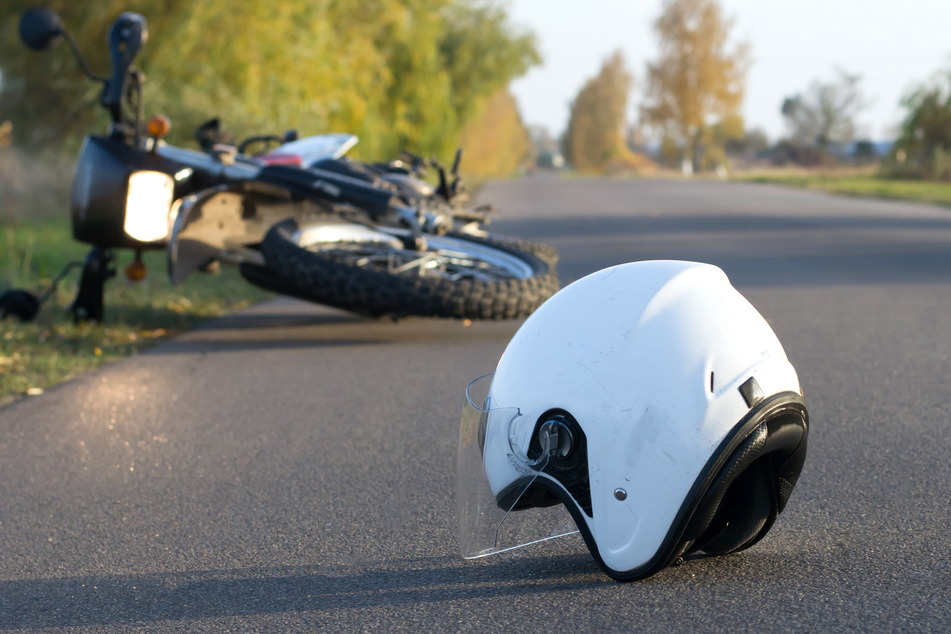 Ein Motorrollerfahrer stürzte in einem Kreisverkehr und verletzte sich lebensgefährlich. Die Polizei ermittelt. (Symbolbild)