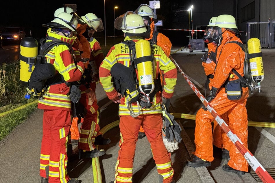 Die Feuerwehr war noch bis in die tiefe Nacht in Schutzausrüstung im Einsatz.