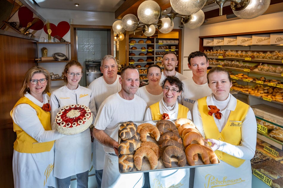 Heidi Pietschmann (53, l.), ihre Töchter Fanni (20, 2.v.l.) und Lilli (22, r.) sowie das gesamte Team feiern 90-jähriges Bestehen.