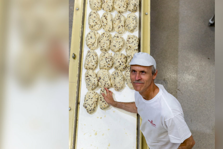 Ein Mitarbeiter (insgesamt 180) der Annaberger Backwaren prüft die Qualität der Stollen wie am Fließband.
