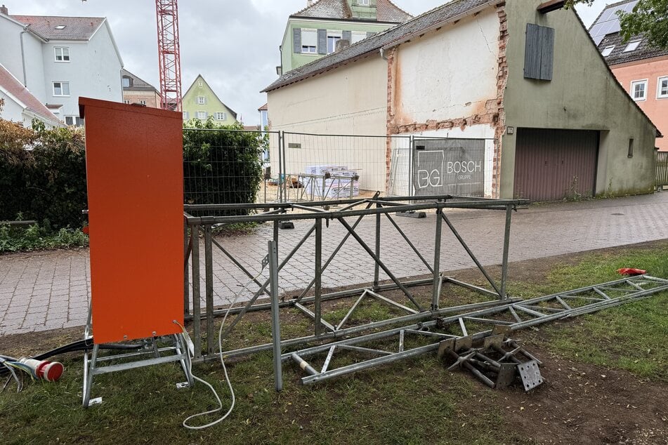 Teile des Baugerüsts liegen auf einem Grünstreifen in Gunzenhausen.