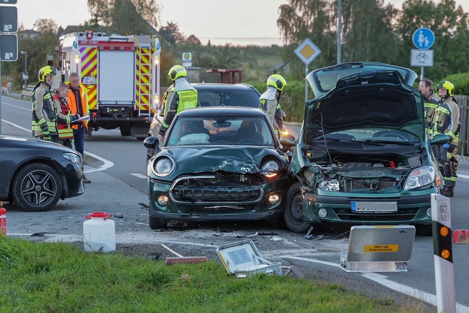 Die B180 musste nach dem Kreuzungscrash voll gesperrt werden.