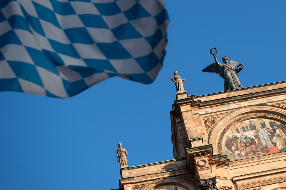 Eine Bayernflagge weht vor dem bayerischen Landtag.