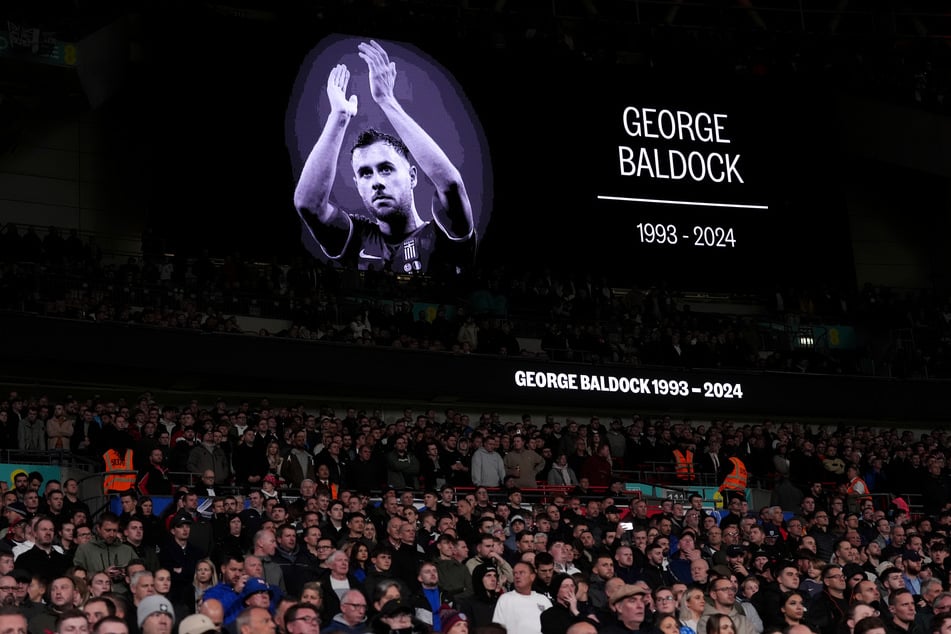 Im Wembley-Stadion wurde vor dem Nations-League-Spiel zwischen England und Griechenland George Baldock (†31) gedacht.