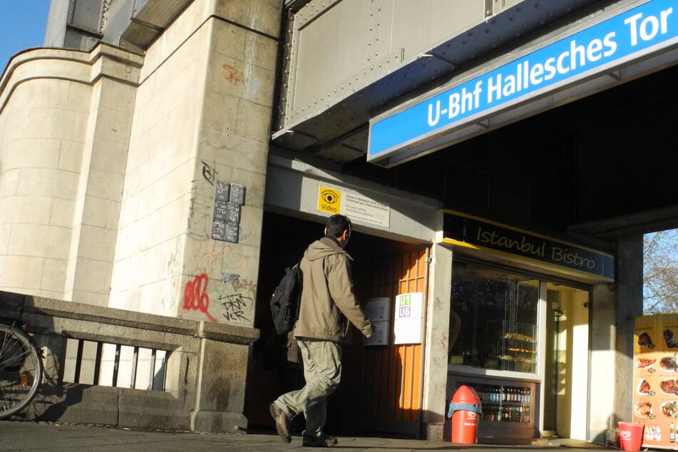 Die brutale Attacke ereignete sich im Mai vergangenen Jahres am U-Bahnhof Hallesches Tor in Kreuzberg.