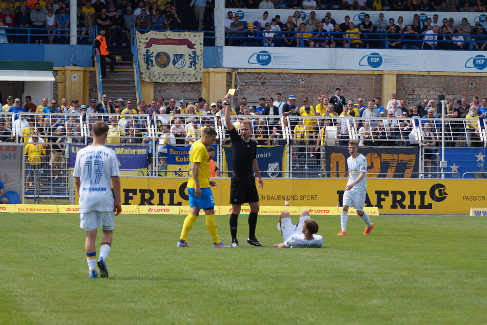 Leipzigs David Urban (2.v.l.) sah die fünfte Gelbe Karte. Für ihn ist die Regionalliga-Saison vorzeitig beendet.