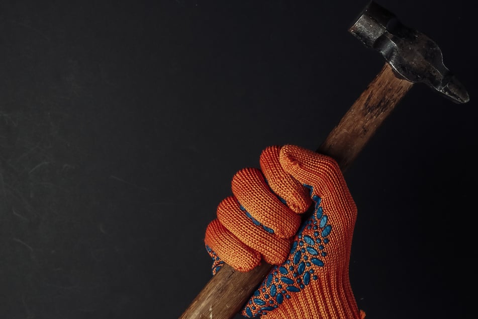 Mit Hammer und Kabelbindern: Frau lockt Ehemann in Falle und misshandelt ihn