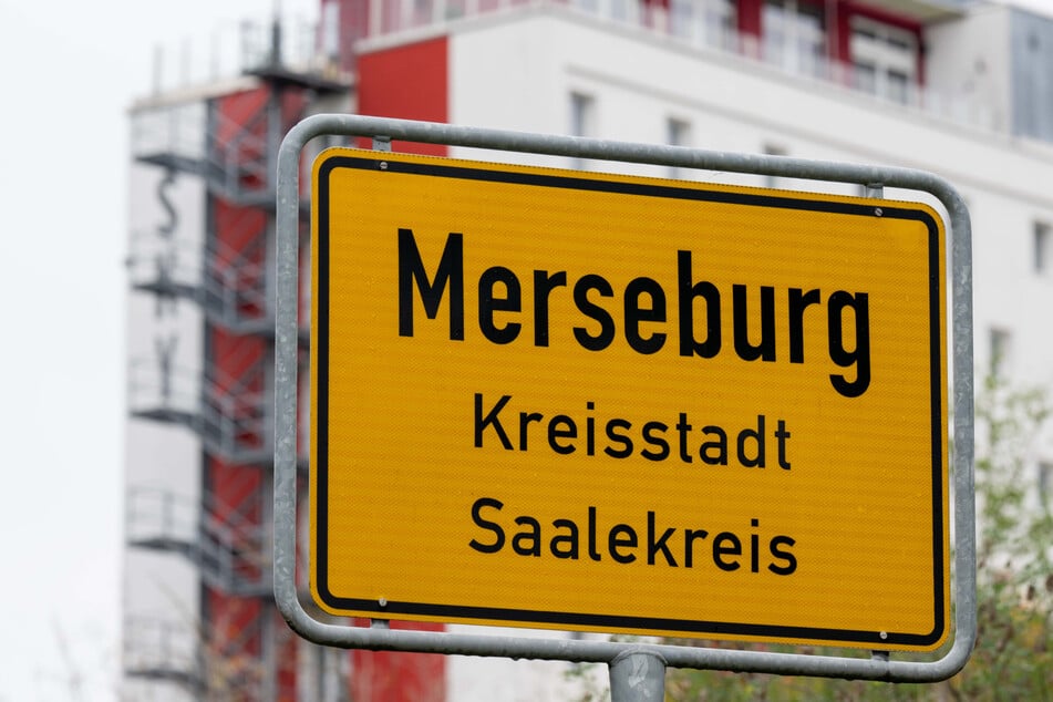 Ein unbekannter Mann wurde bei einem Unfall in Merseburg lebensbedrohlich verletzt.